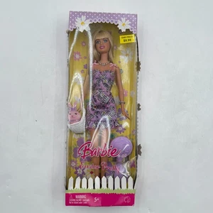 Barbie Ostern hübsche Puppe lila Blumen Kleid Korb Mattel N8170 Neu in OVP - Bild 1 von 8