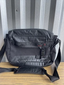 Bolso Mensajero Oakley Halifax Courier 15L con Compartimento para Laptop 92587A - Imagen 1 de 11