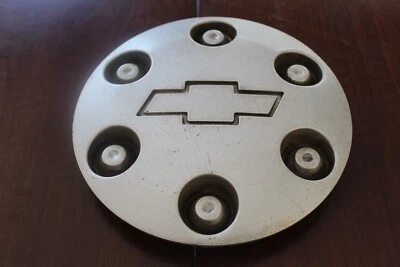 2004 - 2009 Chevrolet Colorado Silver OEM Center Cap Used OEM 9593979. - Изображение 1 из 4