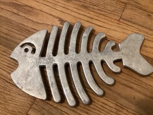 Metal fishbone trivet, 9.5x7, with 5 feet - Picture 1 of 2