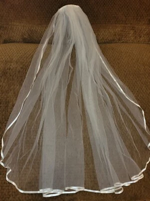 Velo transparente con ribete de cinta de marfil Foto 1 de 4