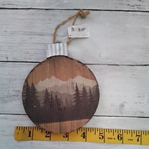 Ornamento rotondo Holiday Time Country con una montagna e un quadro sempreverde - Foto 1 di 2