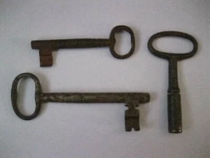 Cast Iron Keys - Skeleton Keys Old Locks & Clock Key - Picture 1 of 9