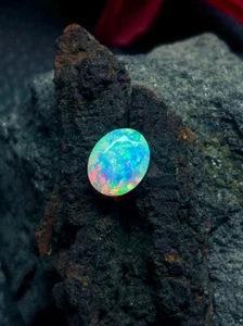 Raro opale di fuoco blu dall'Etiopia:- basso bianco superiore 8x10 mm opale etiope sfaccettato - Foto 1 di 5