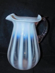 VINTAGE ROSA OPAL KUNST GLAS WASSERKRUG WEISSE STREIFEN 12" HOCH ROSA GRIFF - Bild 1 von 1