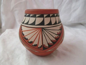 Vintage Jemez Pottery Pot Vase signed R. Armijo 5 1/2" - Picture 1 of 6