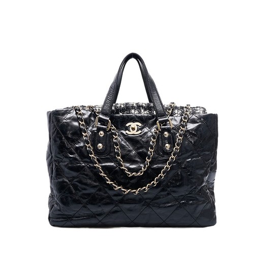 Borsa tote Chanel nera con patta in tweed verniciato