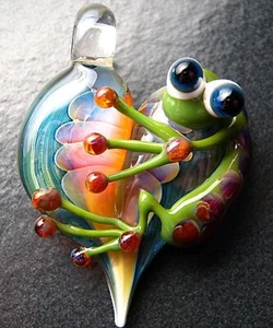 Boomwire - Glass Heart Frog pendant - Contemporary Handmade lampwork jewelry - Picture 1 of 1
