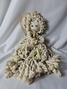 Vintage Mopp Puppe mit gelben Akzenten und Strohhut - Bild 1 von 4