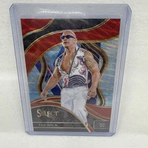 2024 Panini Select WWE The Rock /99 Red Wave Prizm #273 Ringside - Foto 1 di 2