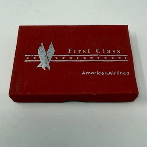 Estuche de cartas de terciopelo rojo de primera clase de American Airlines de colección sellado - Imagen 1 de 3