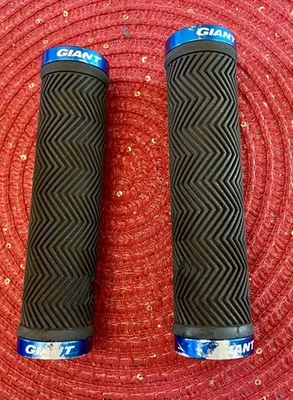 Empuñaduras gigantes de bloqueo. Abrazaderas Ano azul. Foto 1 de 4