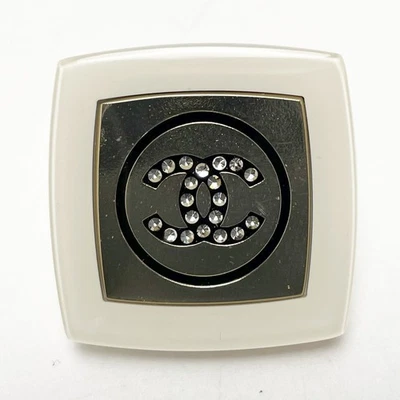 Brincos femininos CHANEL de resina x strass branco x ouro marca coco 29 mm x 29 mm - Imagem 1 de 4