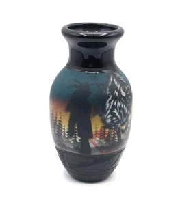 NAVAJO handbemalte VASE schwarzes Glas geätzt emailliert Büffel Tipi signiert 6 Zoll - Bild 1 von 7