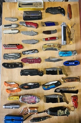 Lote Mixto De 35 Cuchillos De Bolsillo Dos Abridores De Botellas De Corcho Dos Alicates Múltiples Foto 1 de 2
