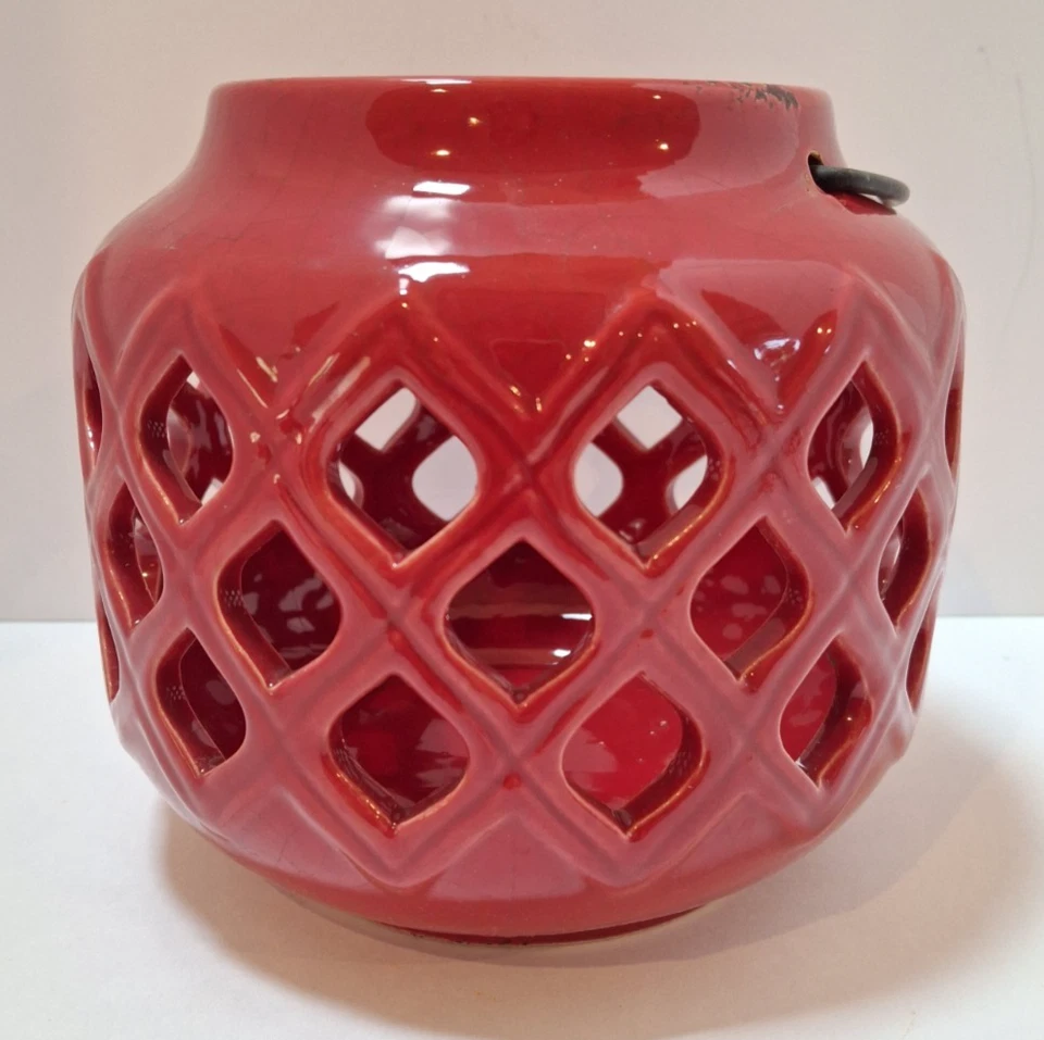 Linterna de cerámica roja oxidada envejecida con patrón de celosía con mango de metal Foto 1 de 4