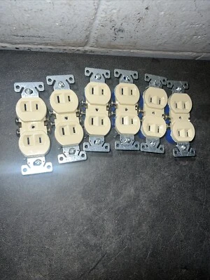 EATON IVORY 736 V RECETPACLE OUTLET, 15A 125V 2 Pole 2 Wire LOT (5) - Image 1 of 4