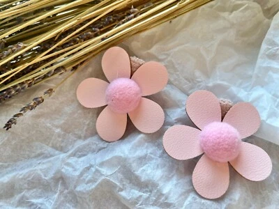 Pastel Pink Leather Pompom Flower Hair Clip - Imagem 1 de 3