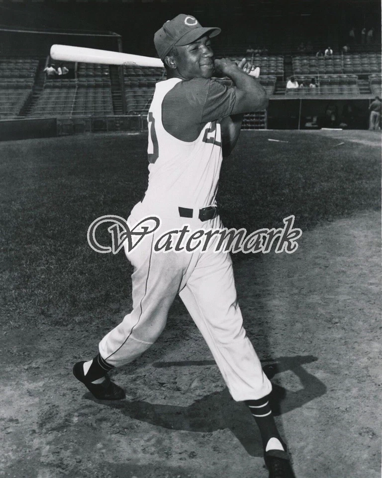 Fotografía de Frank Robinson en blanco y negro de los Rojos de Cincinnati MLB de 1960 8 X 10 Foto 1 de 1