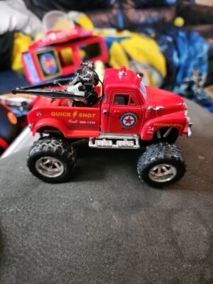 Camión de remolque de juguete rojo con brazo de grúa y logotipo de estrella - disparo rápido - 5 pulgadas * 3 pulgadas * 3 pulgadas dañado Foto 1 de 4