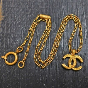 Colgante collar cadena vintage con dije logotipos CC chapado en oro Chanel #631c en elevación - Imagen 1 de 7