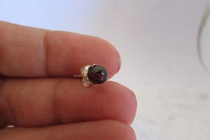 Pendiente de un solo perno una cuenta de granate de 5 mm, plata esterlina poste minimalista joyería - Imagen 1 de 3