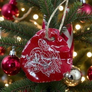 Lasergravierte Meeresschildkröte auf Austernschale - Limited Edition Weihnachten rot - Bild 1 von 11