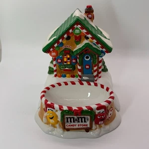 Casa y plato de Navidad de cerámica iluminada Department 56 M&M’s Candy Store en caja - Imagen 1 de 24