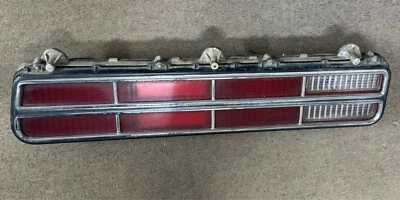 Luz trasera izquierda izquierda izquierda Buick LeSabre 1971 lado del conductor 5963609 usada OEM 71 Foto 1 de 4