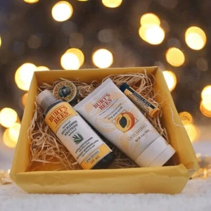 Burt's Bees Beauty Pamper Gift Set - Picture 1 of 4
