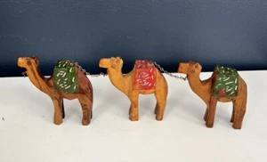 Estatuillas vintage talladas a mano de madera de olivo y camellos pintados cadena vinculada Israel - Imagen 1 de 8