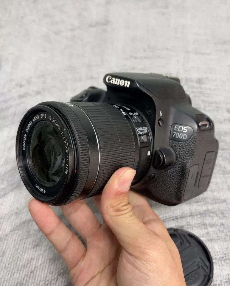 Cámara réflex digital Canon EOS 700D + Kit de lentes de 18-55 mm negra (usada) Foto 1 de 1