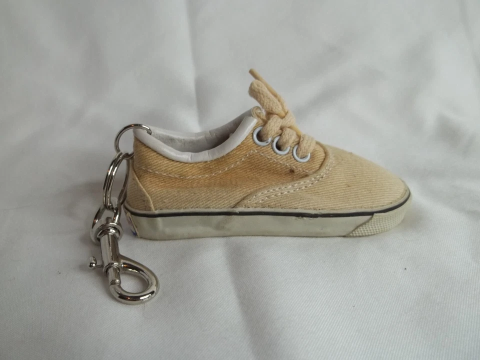 Llavero Zapatilla Deportiva Coca Cola Coca Baja De Colección #2 Foto 1 de 4