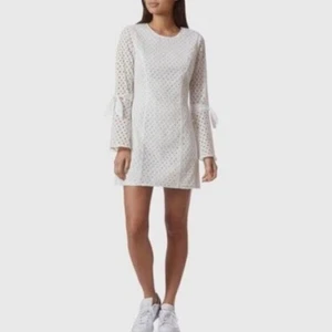 AVEC LES FILLES Minikleid mit Glockenärmeln und Ösen weiß Größe S - Bild 1 von 5