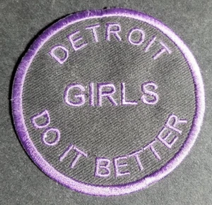 Parche púrpura bordado Detroit Girls Do It Better aprox 3" - Imagen 1 de 2