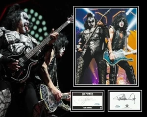 KISS SIGNIERTE FOTOHALTERUNG PAUL STANLEY UND GENE SIMMONS AUCH ACOA - Bild 1 von 1