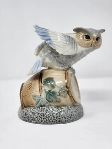 Figura Artmark Búho Cornudo Blanco En Barril Porcelana Esmaltada Taiwán De Colección - Imagen 1 de 13