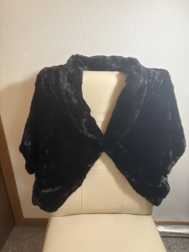 Xale Karen Kane preto pele sintética asa de morcego cortado tamanho único serve para mais adorável quente - Imagem 1 de 4