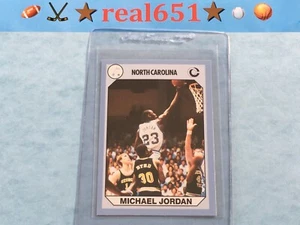 1990 Collegiate Collection #89 MICHAEL JORDAN | Sharp Pack-Fresh | UNC Bulls HOF - Foto 1 di 4