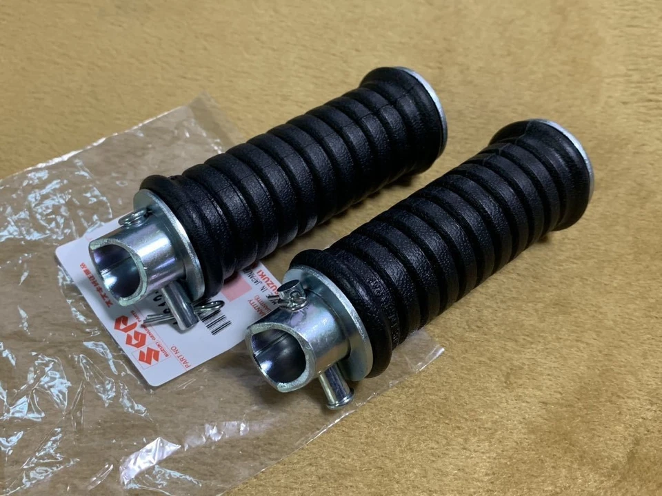 Juego de estriberas traseras izquierda y derecha originales Suzuki GP125 TG125 TS125 NUEVO DE STOCK Foto 1 de 3