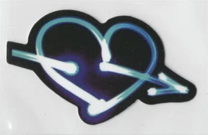 Calcomanía pegatina de vinilo impermeable botella de 1,75" azul neón con flecha a través del corazón - Imagen 1 de 1