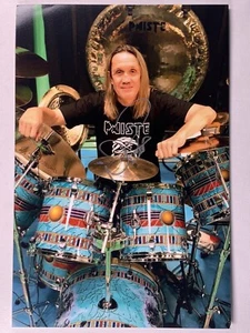 Iron Maiden Nicko Mcbrain Firmato Foto 30.5cm x 20.3cm Licenza Copyrighted Circa - Picture 1 of 16