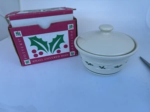 ¡NUEVO EN CAJA! Longaberger Woven Traditions Acebo de Navidad Pequeño Plato Cubierto 31631 - Imagen 1 de 10