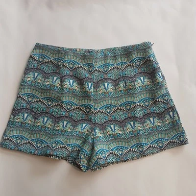 Lindos pantalones cortos Forever 21 ~ talla S ~ azules y negros ~ tiro medio ~ entrepierna de 2,5" Foto 1 de 4