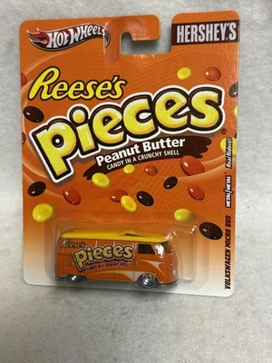 Microbús VW Hot Wheels Hershey’s Reese’s Pieces 2011 con pilotos reales B1 Foto 1 de 4