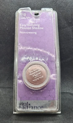 Vital Radiance by Revlon Easy Blending Mousse Shadow 010 ROSE LIGHT - Image 1 of 2