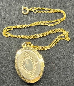 MEDALLÓN OVALADO VINTAGE TONO DORADO GRABADO DISEÑO COLGANTE CON CADENA ALGÚN LIGERO DESGASTE - Imagen 1 de 5