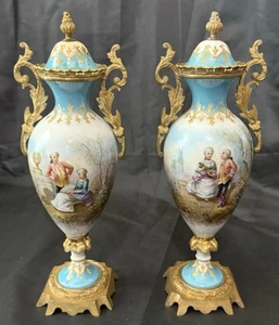 Antiguo juego de dos urnas montadas con tapas Sèvres Fond Bleu Céleste Ormolu - Imagen 1 de 24
