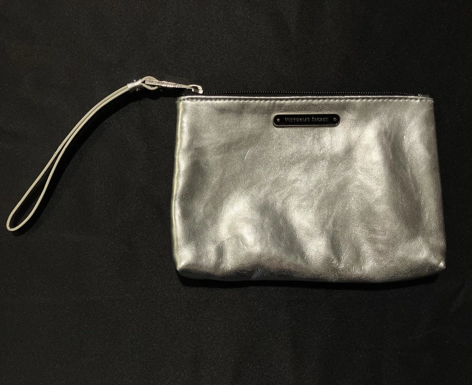 NUEVO VICTORIA'S SECRET PLATEADO BRILLANTE BOLSO DE BELLEZA ESTUCHE DE MAQUILLAJE CLUTCH CARTERA Foto 1 de 3