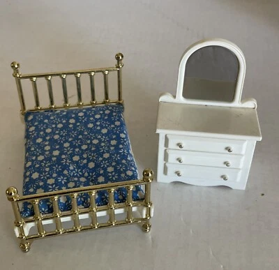 Cómoda y cama de latón Fisher Price 1977 de colección miniaturas para casa de muñecas Foto 1 de 4